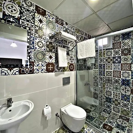 Lotus Hotel *